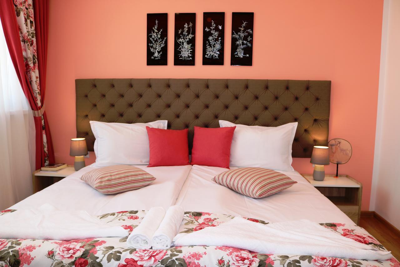 Sea Port Celebrity Apartment - Lets4Holiday Varna Eksteriør billede